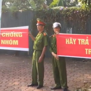 Vứt „thanh bảo kiếm“, Công an biểu tình – Biến thành dân oan, Vũ trang đòi đất